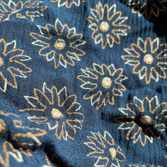 Adorable navy, silver, gold, floral crop top! - Picture 2 of 6